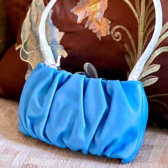 πΊπHPππΊ NWT Staud Ruched Leather Bean Bag Azure - Picture 6 of 16